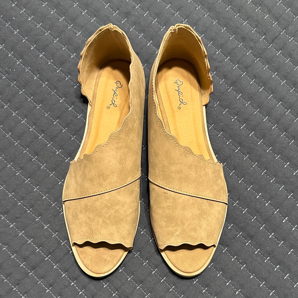 Qupid Scalloped Tan Flats